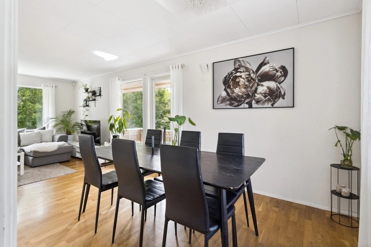 Fra stue/spisestue er det dør ut til terrasse. Galleribilde