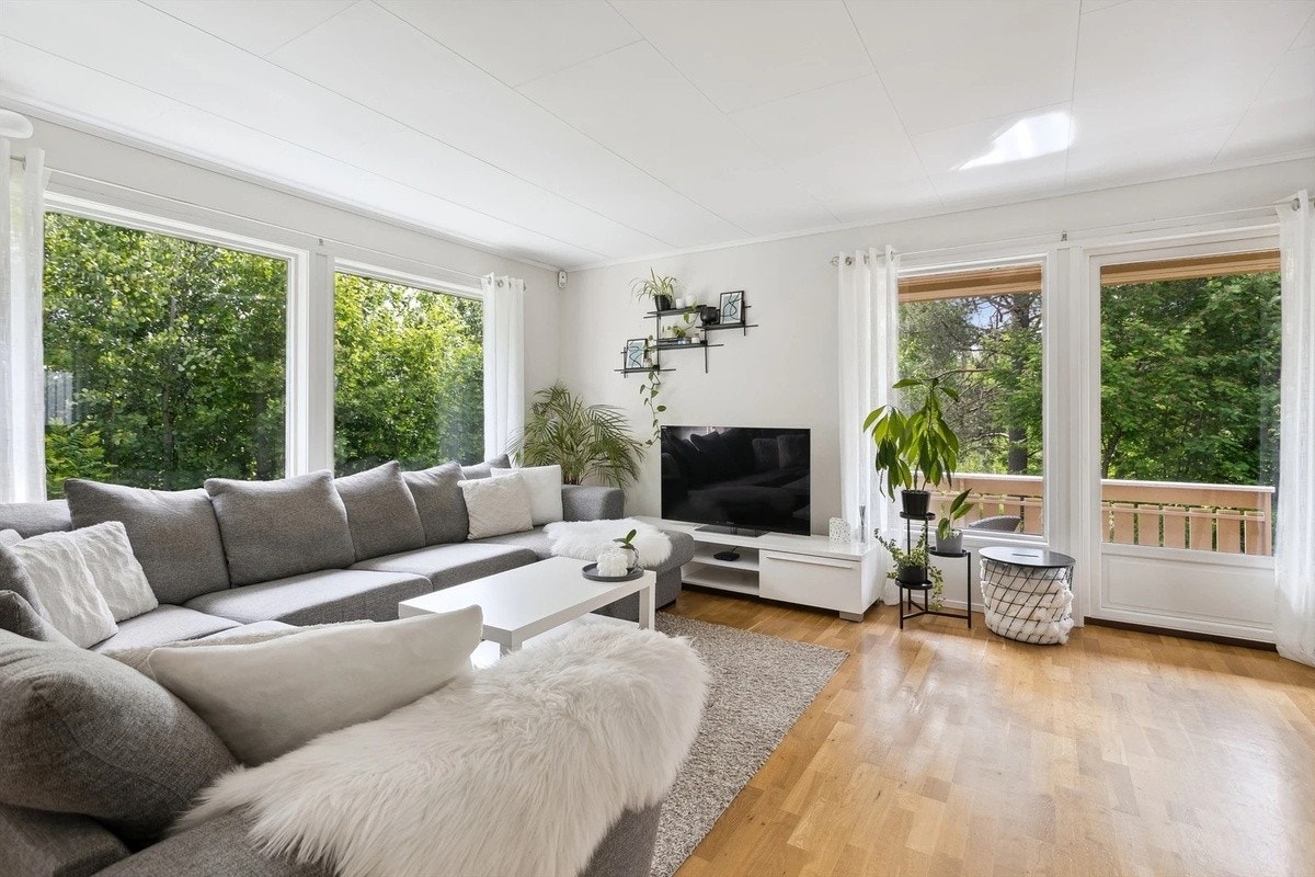 Stor og lys stue. TV og sofa kan stå igjen ved avtale. Galleribilde