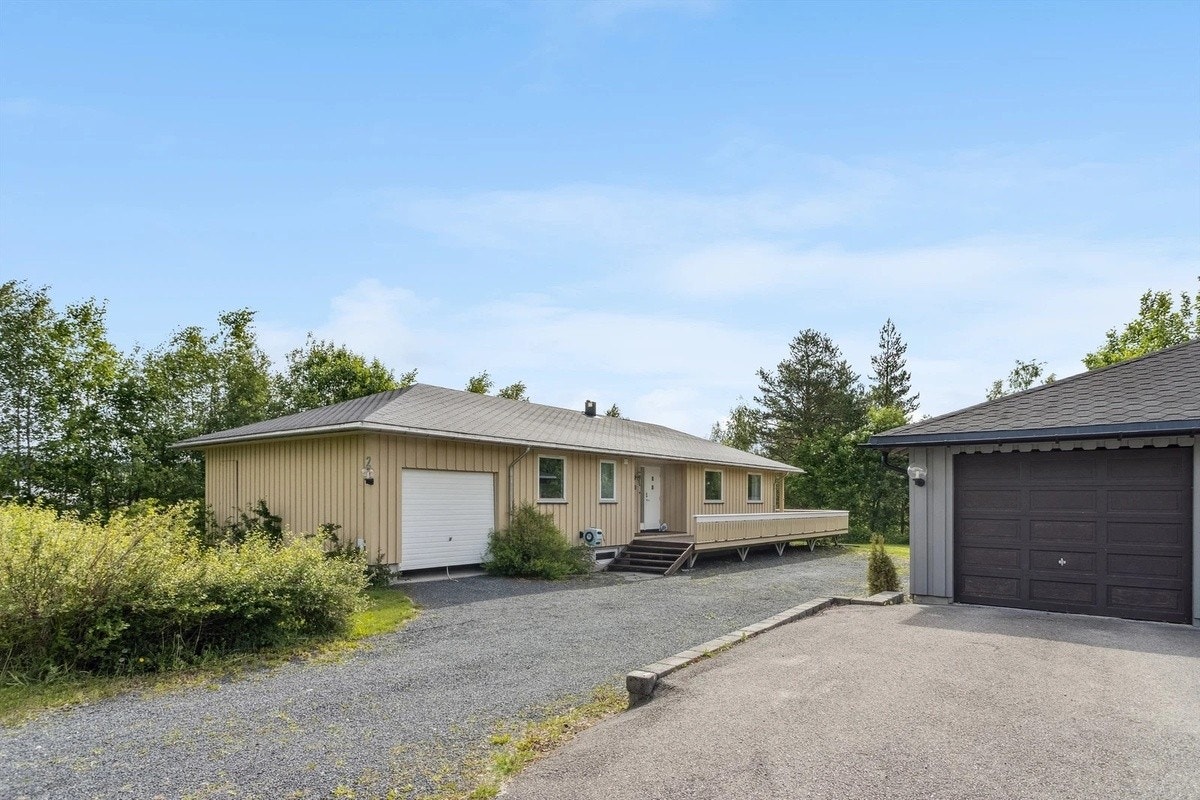 Her er det godt med parkeringsplass. Garasje ved huset disponeres av personen som bor i underetasjen. Galleribilde