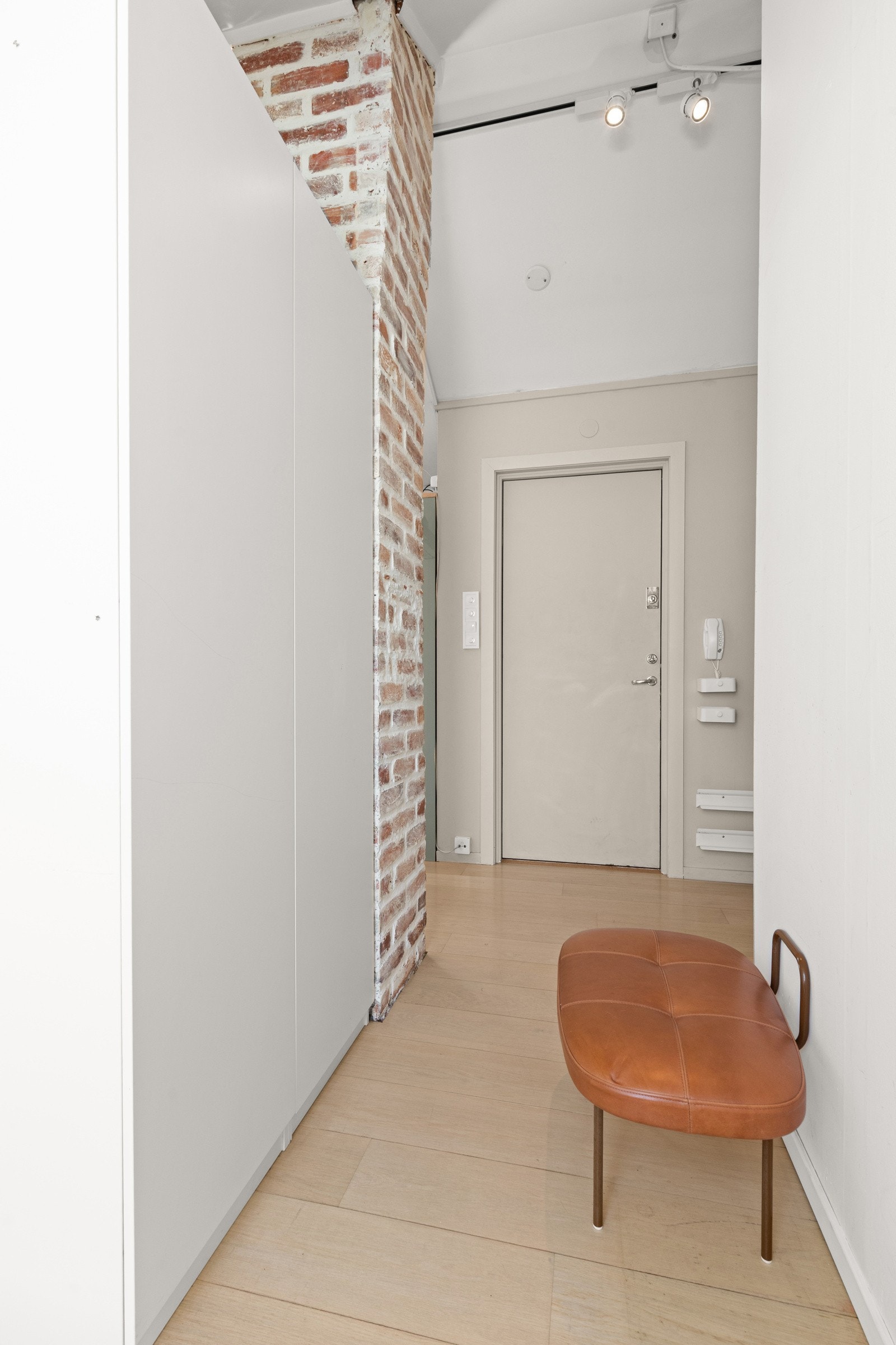 Gode lagringsmuligheter i plassbygd garderobe i entreen. Galleribilde