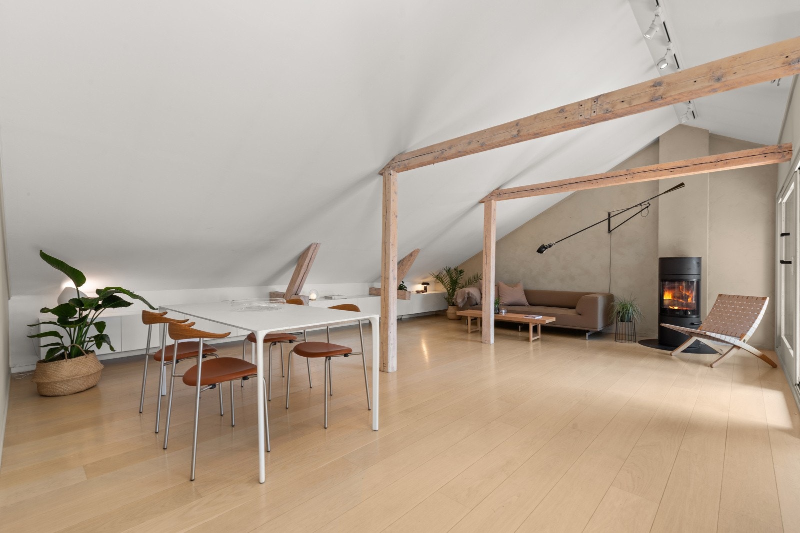 Leiligheten har en lys, nordisk stil med rene flater og delikate farger. Galleribilde