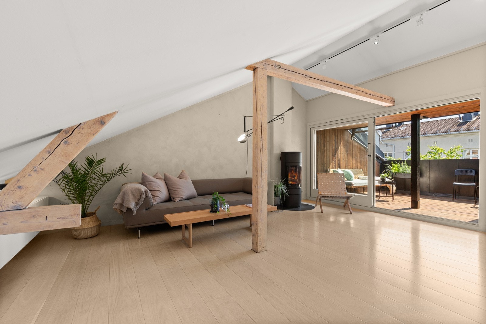 En sjarmerende og gjennomgående loftsleilighet med svært attraktiv og rolig beliggenhet over Oslos tak på Grünerløkka! Galleribilde