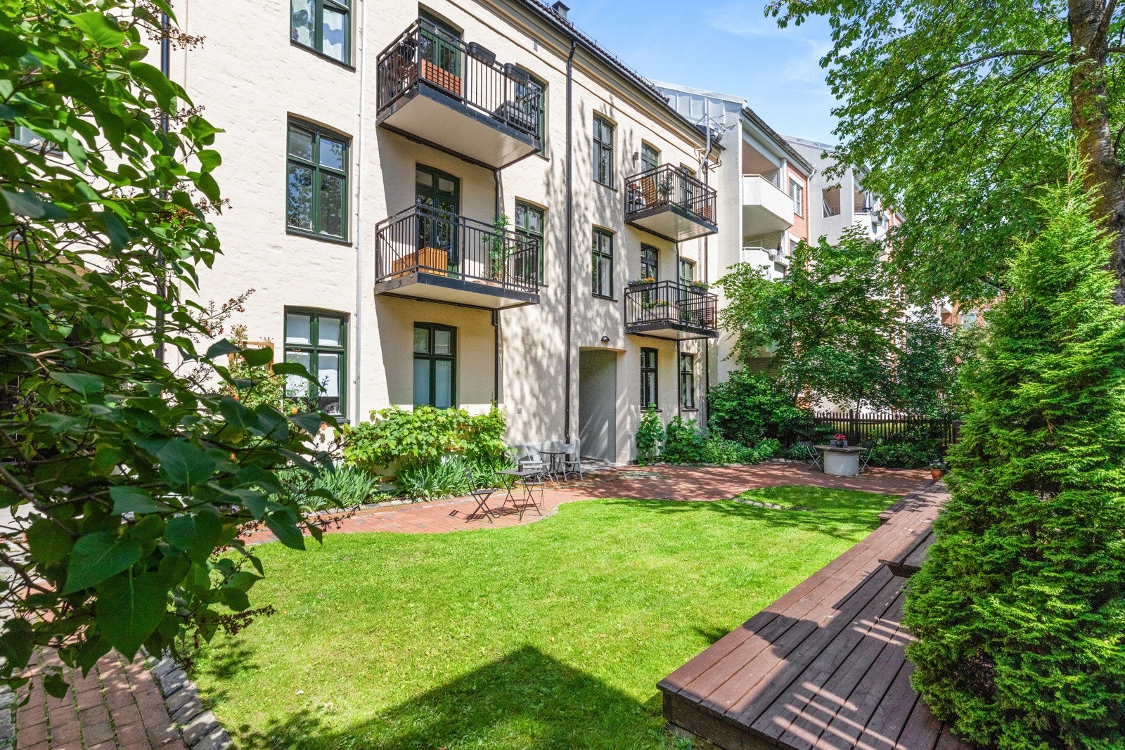 Bakgården er pent opparbeidet med flott beplantning og har flere utegrupper. Galleribilde