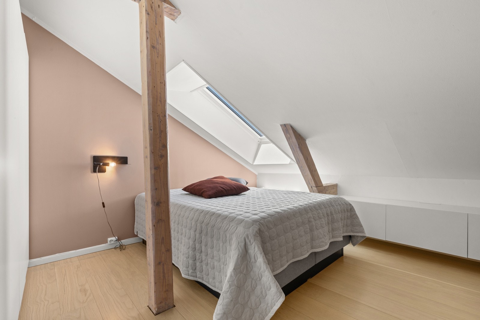 Soverom I - Lys og delikat soverom med god plass til dobbelseng og øvrig ønsket møblement. Galleribilde