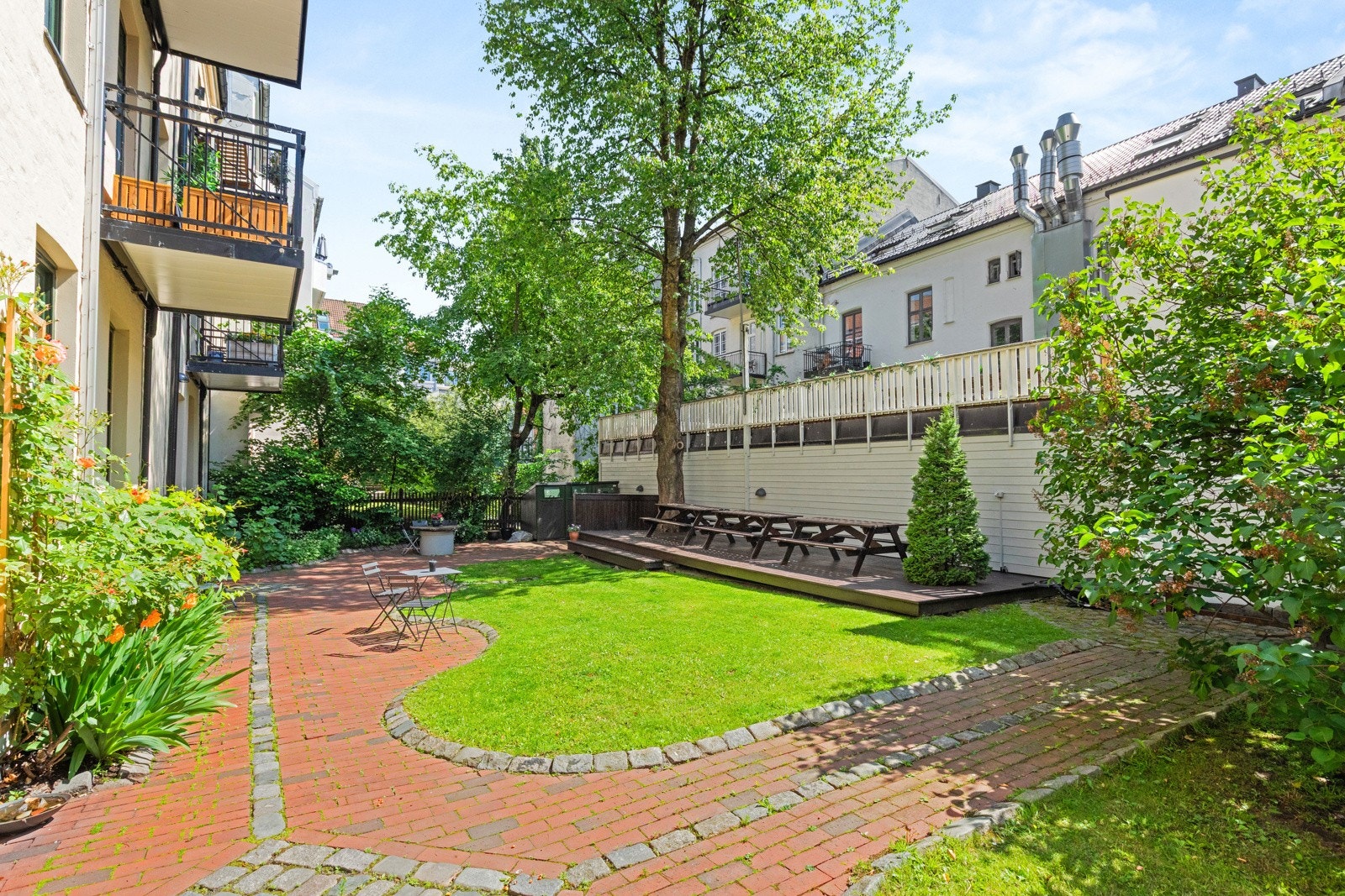 Ærverdig bygård med idyllisk og skjermet bakgård. Galleribilde