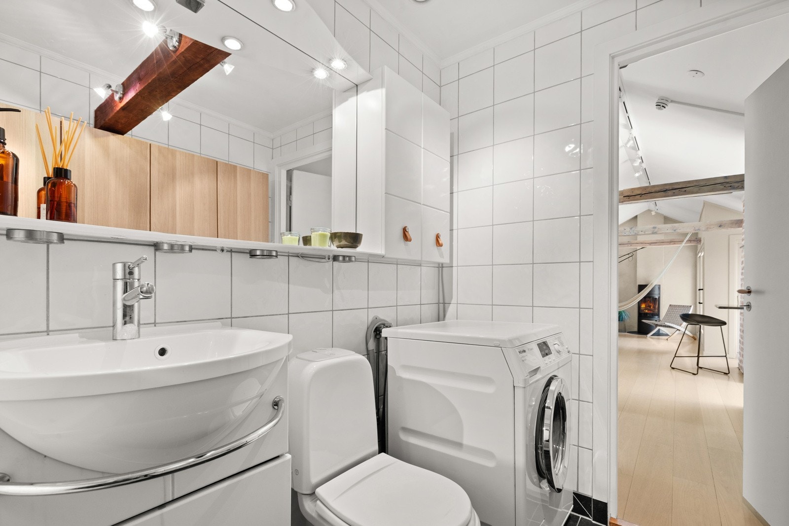 Baderommet har rikelig med oppbevaringsplass i servantinnredning, speilskap og vegghengte skap på motsatt side. Galleribilde