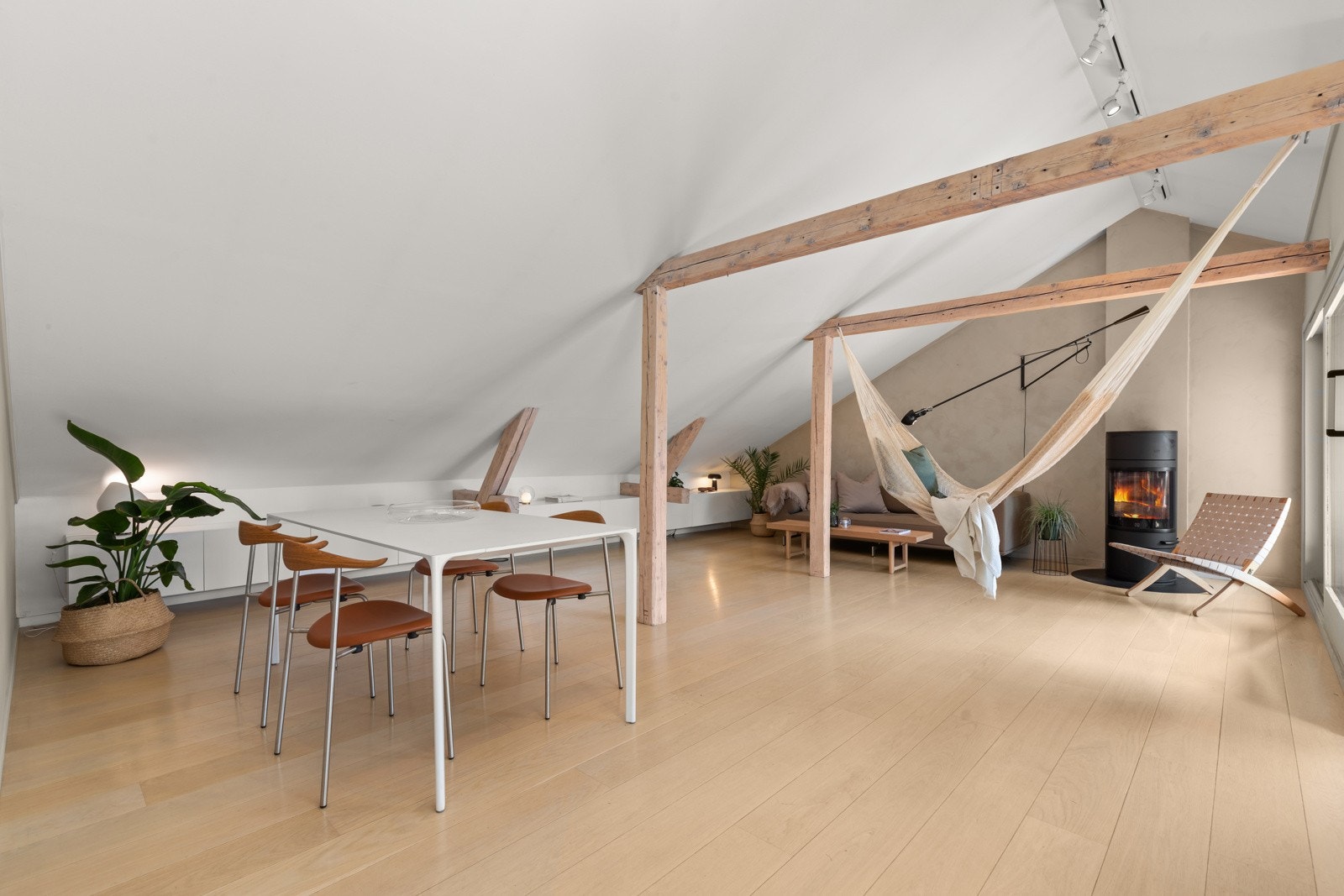 Kontrasten mellom det moderne og originale elementer som teglstein og synlige takbjelker gir leiligheten et unikt særpreg og sørger for en herlig atmosfære. Galleribilde