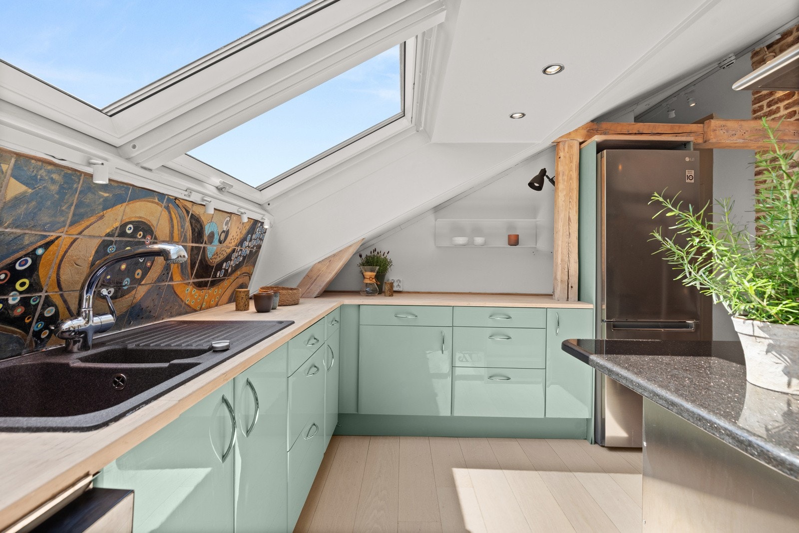 De store takvinduene sørger for rikelig med naturlig dagslys. Galleribilde