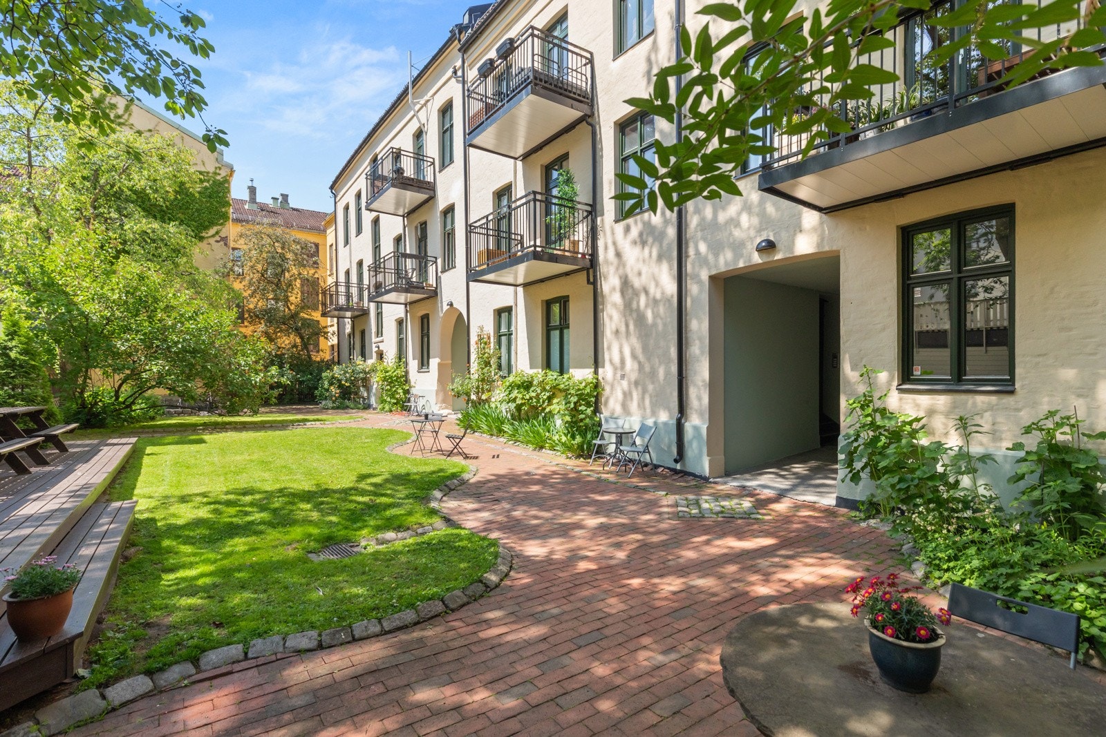 Klassisk bygård med svært attraktiv beliggenhet på Grünerløkka i en rolig sidegate. Bakgården omvandles til en grønn oase på sommertid. Galleribilde