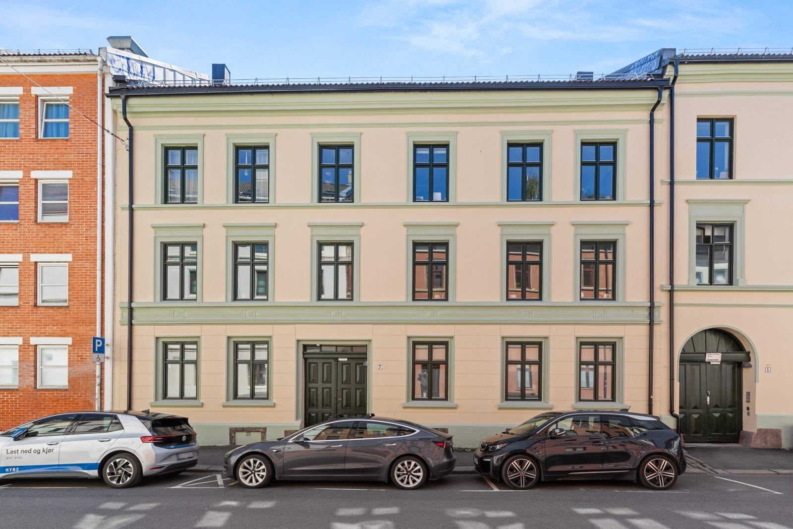 Bygården har en skjermet og tilbaketrukket beliggenhet i en rolig sidegate. Galleribilde