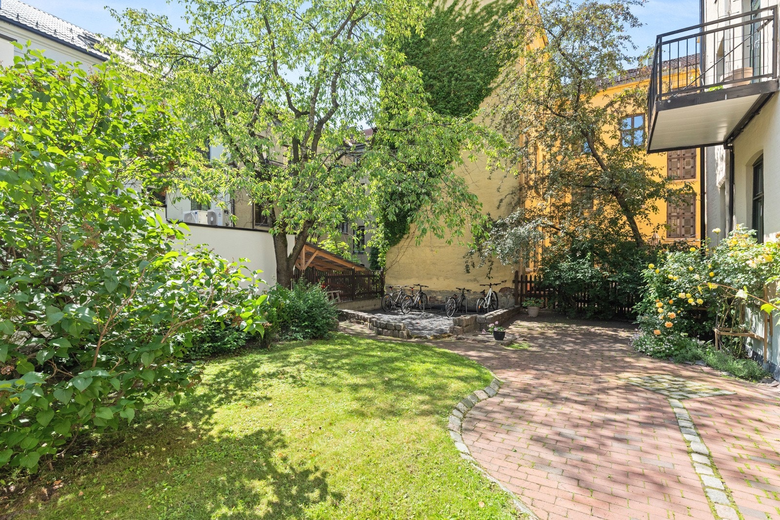 Bakgården omvandles til en grønn oase på sommertid! Galleribilde