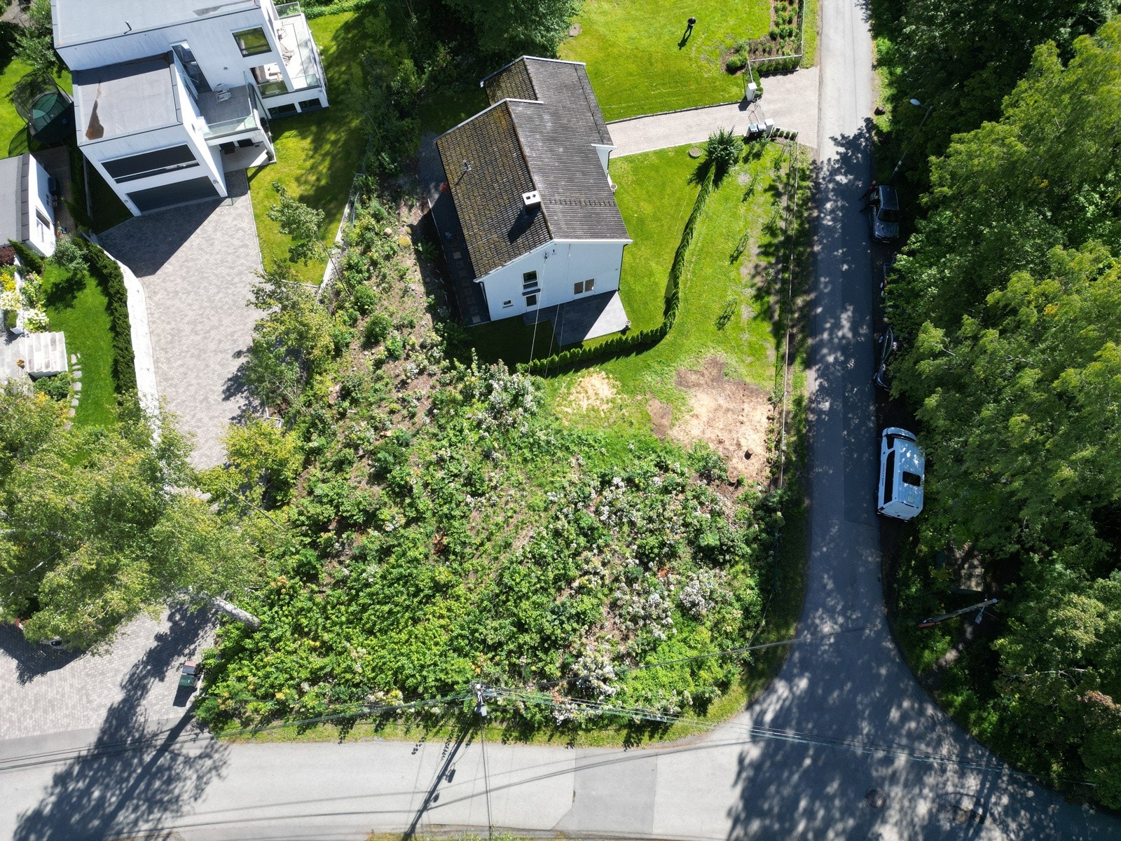 Tomten ligger i Caroline Øverlandsvei, i et meget attraktivt villaområde som ligger på høydedraget mellom Bekkestua og Høvik Galleribilde