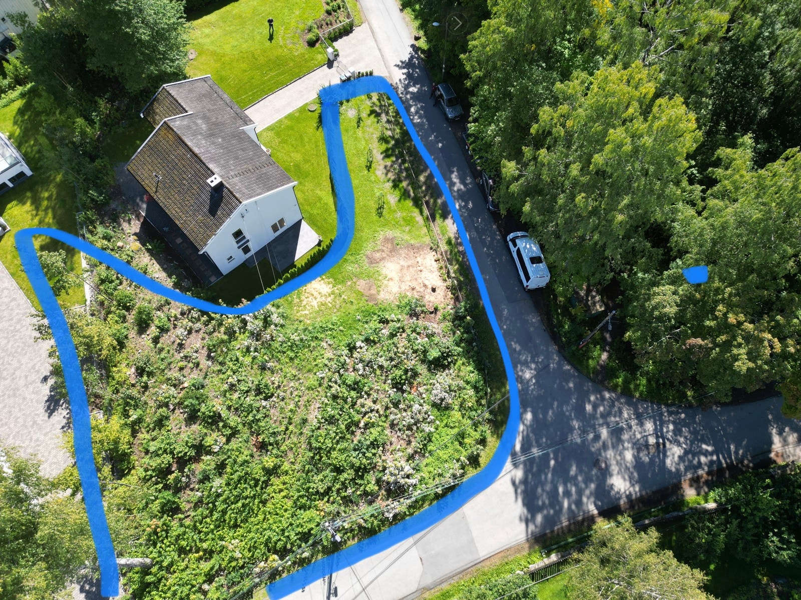 Tomten er utskilt fra Caroline Øverlandsvei 16 A, og ligger på nordvestsiden av eksisterende hus Galleribilde