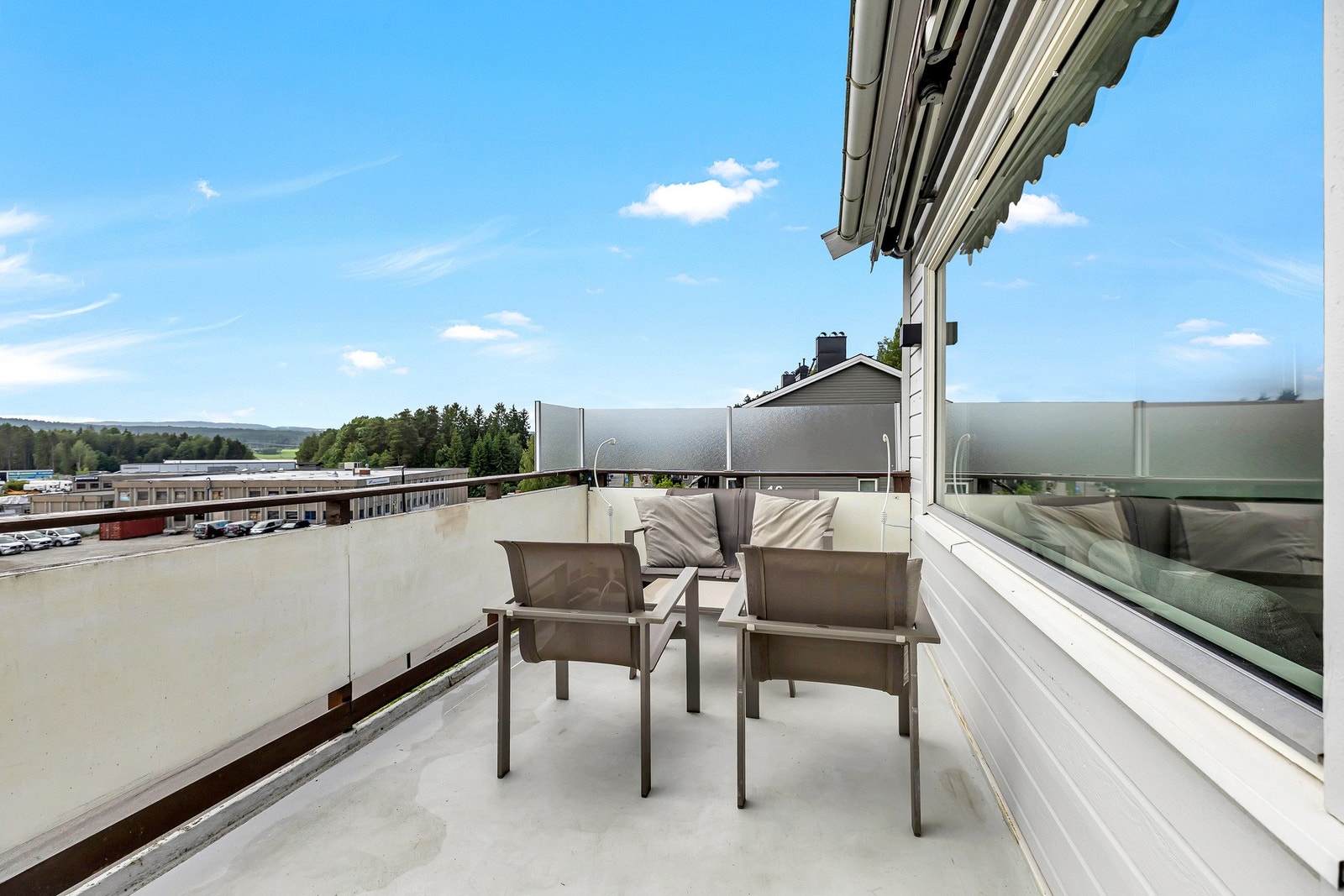 Balkongen er på ca. 10 m² og har plass til både sittegruppe og grill. Galleribilde