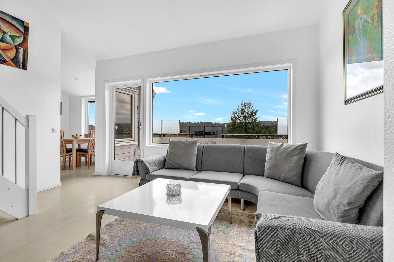 Store flater, lyse overflater og god plass til sofagruppe. Galleribilde