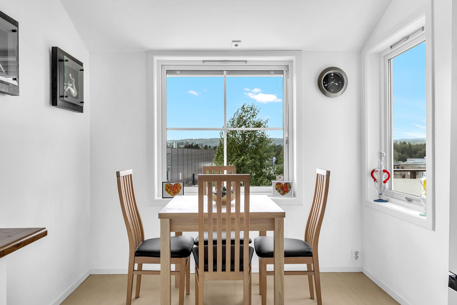 Spiseplassen ligger ved vinduet og byr på fint utsyn. Galleribilde