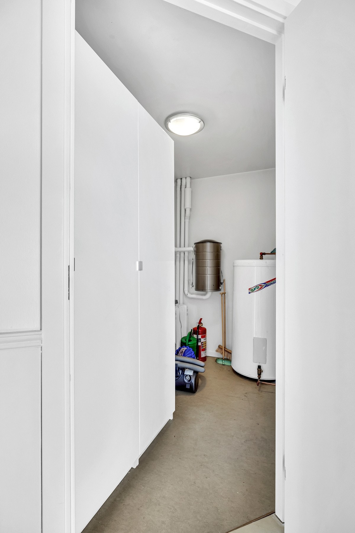 Praktisk bod med varmtvannsbereder og lagringsplass. Galleribilde