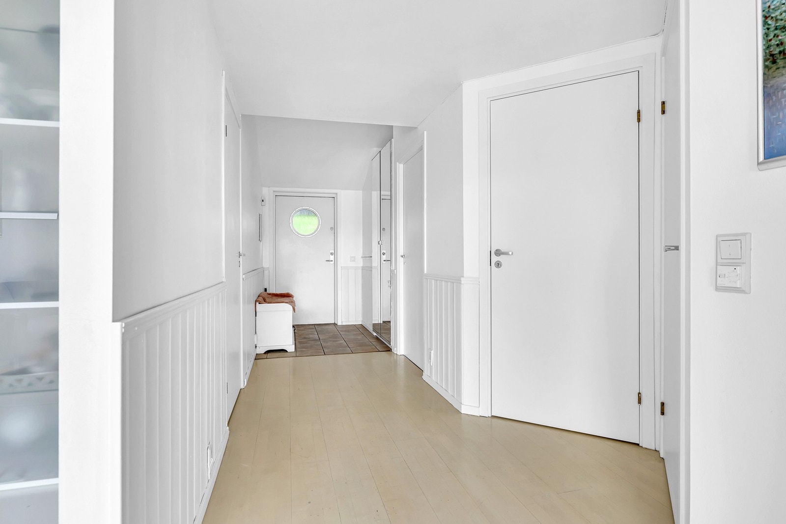 Inngangspartiet har plass til både yttertøy og sko, og gir et ryddig førsteinntrykk. Galleribilde