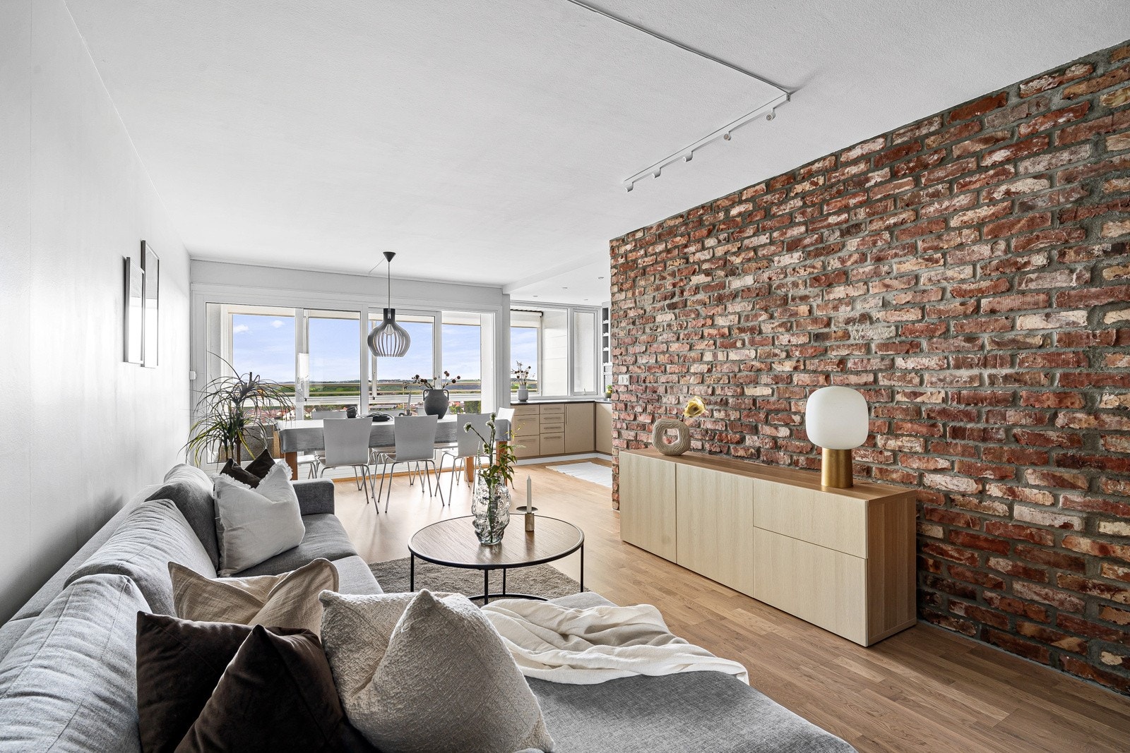 Innvendig fremstår boligen moderne med lekre detaljer som murveggen i stuen. Galleribilde