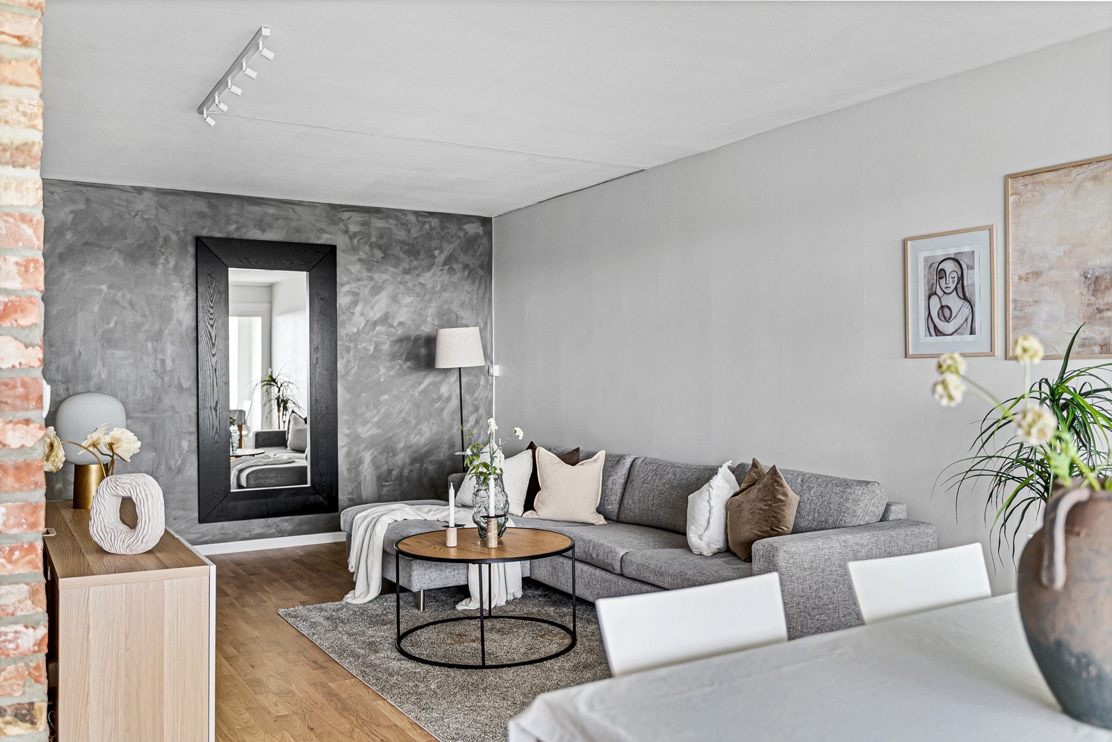Størrelsen på stuen gjør det enkelt å møblere med sittegruppe. Galleribilde