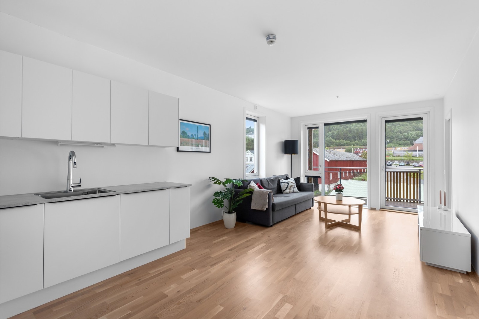 Store vindusflater som gir rommet godt med naturlig lysinnslipp Galleribilde