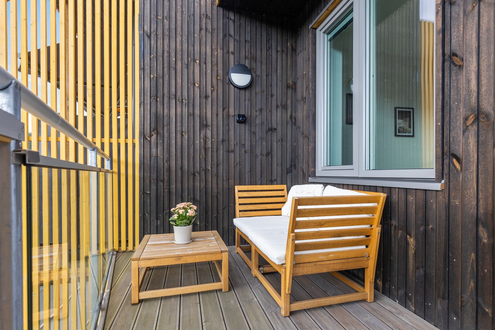 Sørvendt balkong på 9 kvm med særdeles gode solforhold Galleribilde