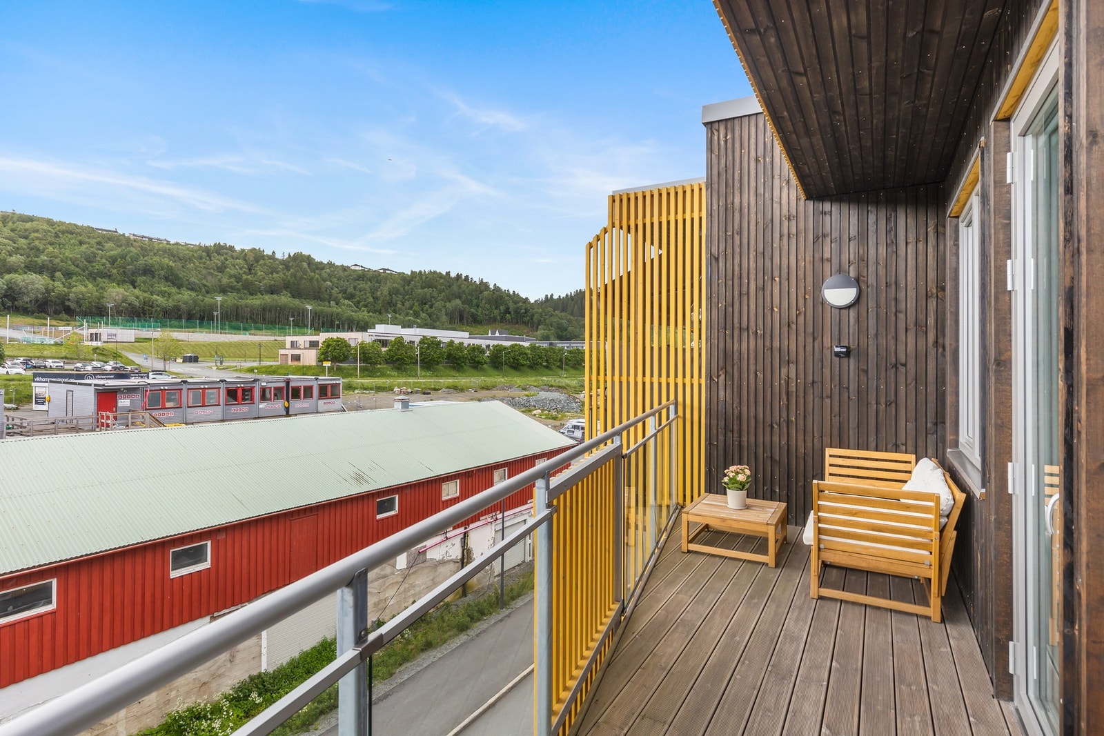 Leiligheten ligger i et ettertraktet boligområde i Vikhammer nært bla. både butikk, skole, barnehage, buss og tog Galleribilde