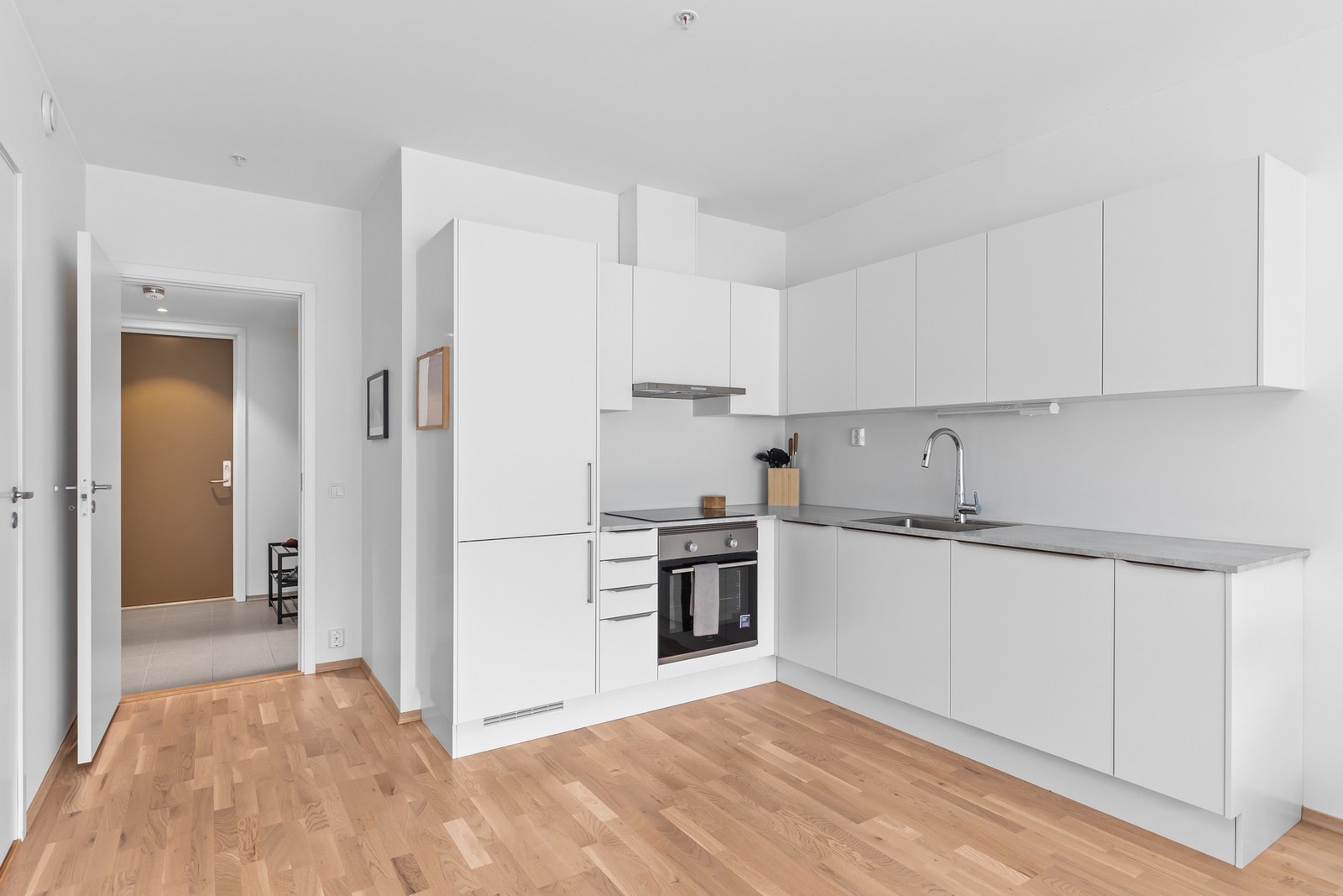 Stilrent og moderne kjøkken med integrerte hvitevarer Galleribilde