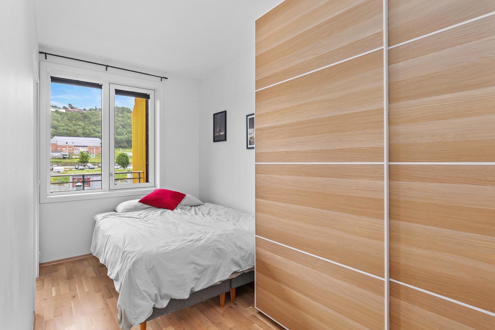 Hovedsoverommet er på ca. 10,5 kvm og har god plass til garderobeløsning Galleribilde