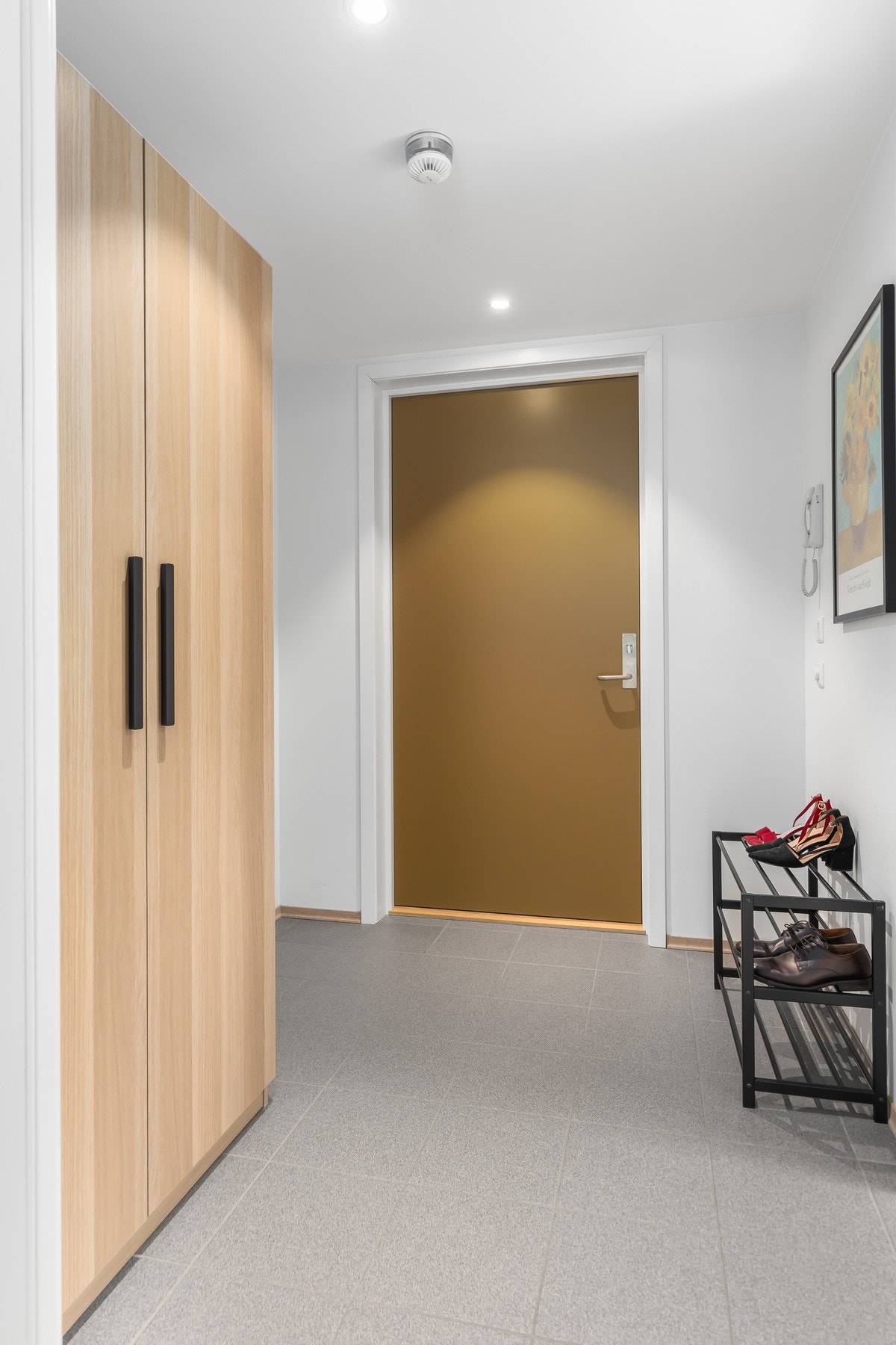 Romslig gang med flislagt gulv med varme Galleribilde