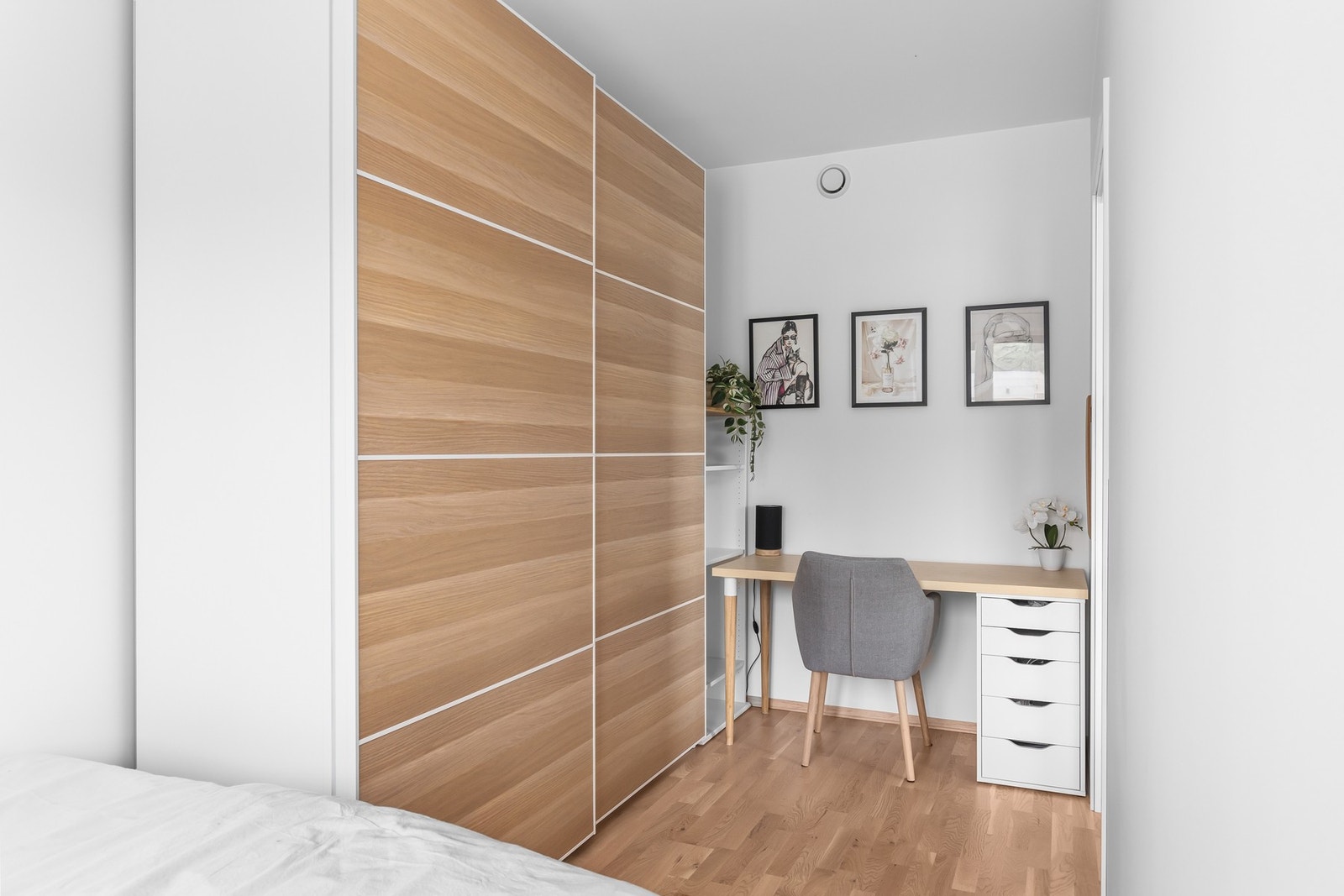 God plass til både skyvedørsgarderobe og en kontorpult dersom man ønsker Galleribilde