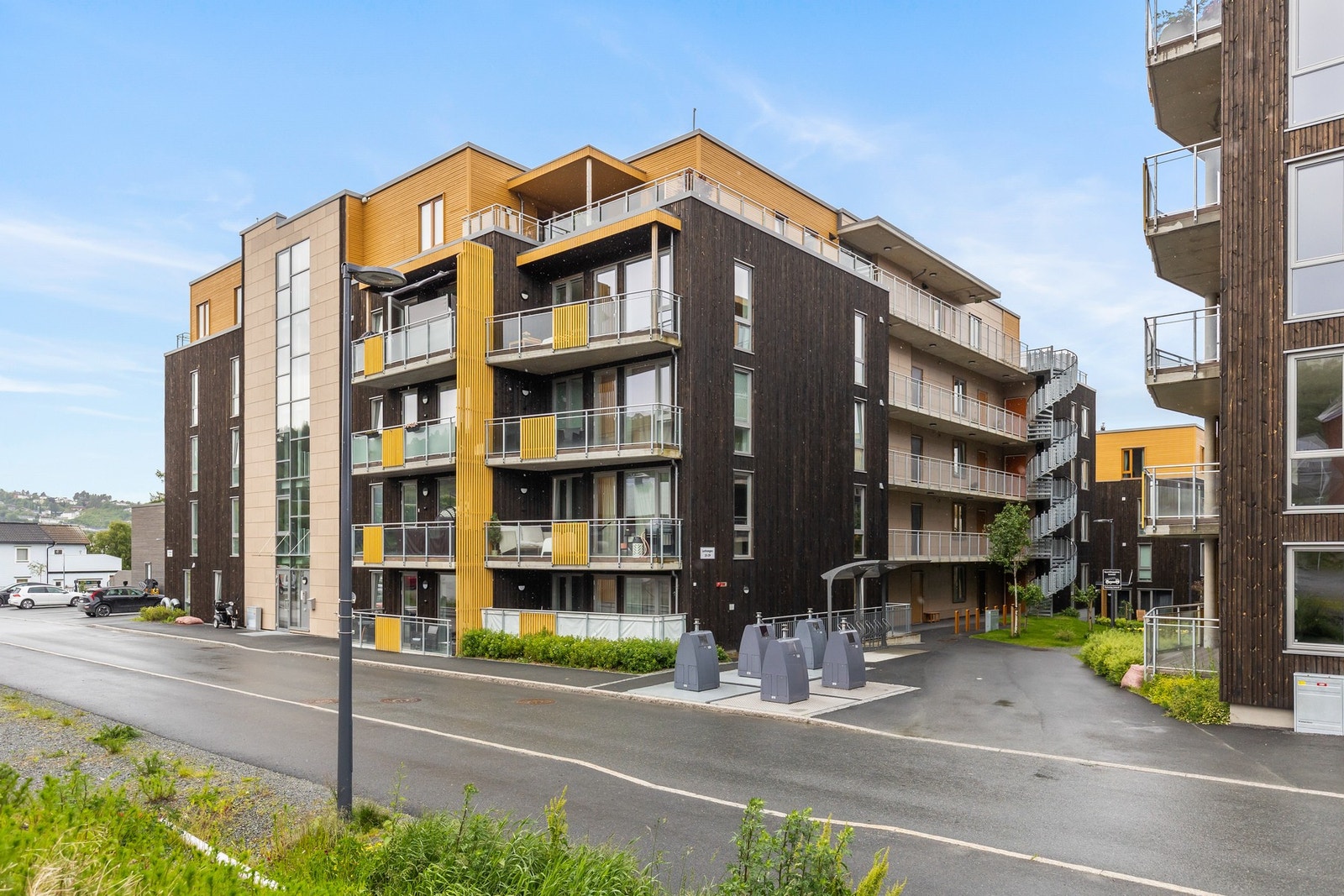 Fasade - leiligheten ligger fint til i byggets 4. etg Galleribilde