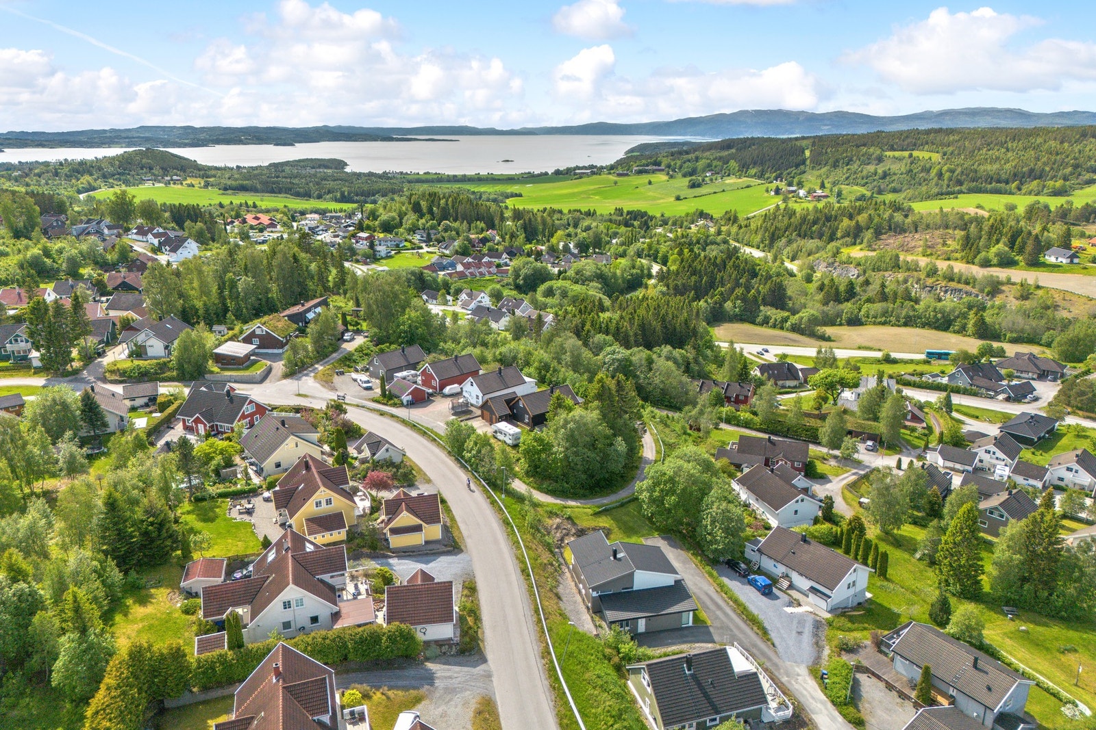 Attraktivt område for barnefamilier med barnehage, skoler og idrettsanlegg på Egge. Galleribilde