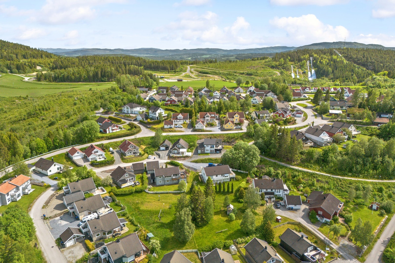 Kort avstand til Steinkjer Skistadion og opparbeidet turterreng på Byafjellet (sommer og vinter). Galleribilde
