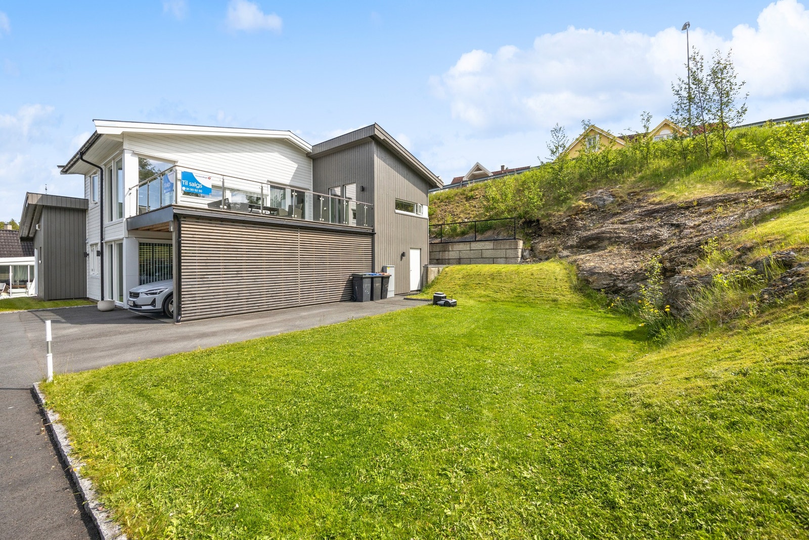 Trivelig hage med plass for eksempelvis trampoline. Opparbeidet solid mur i bakkant av eiendommen. Galleribilde