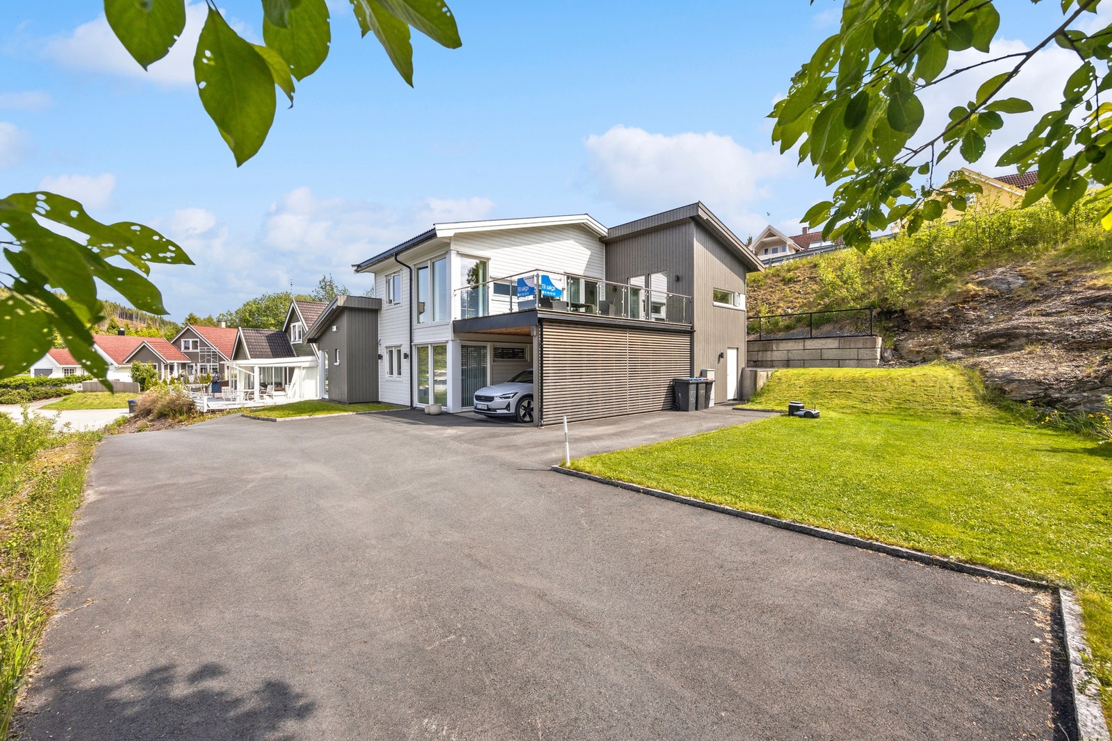 Godt med parkeringsplass for flere biler . Galleribilde