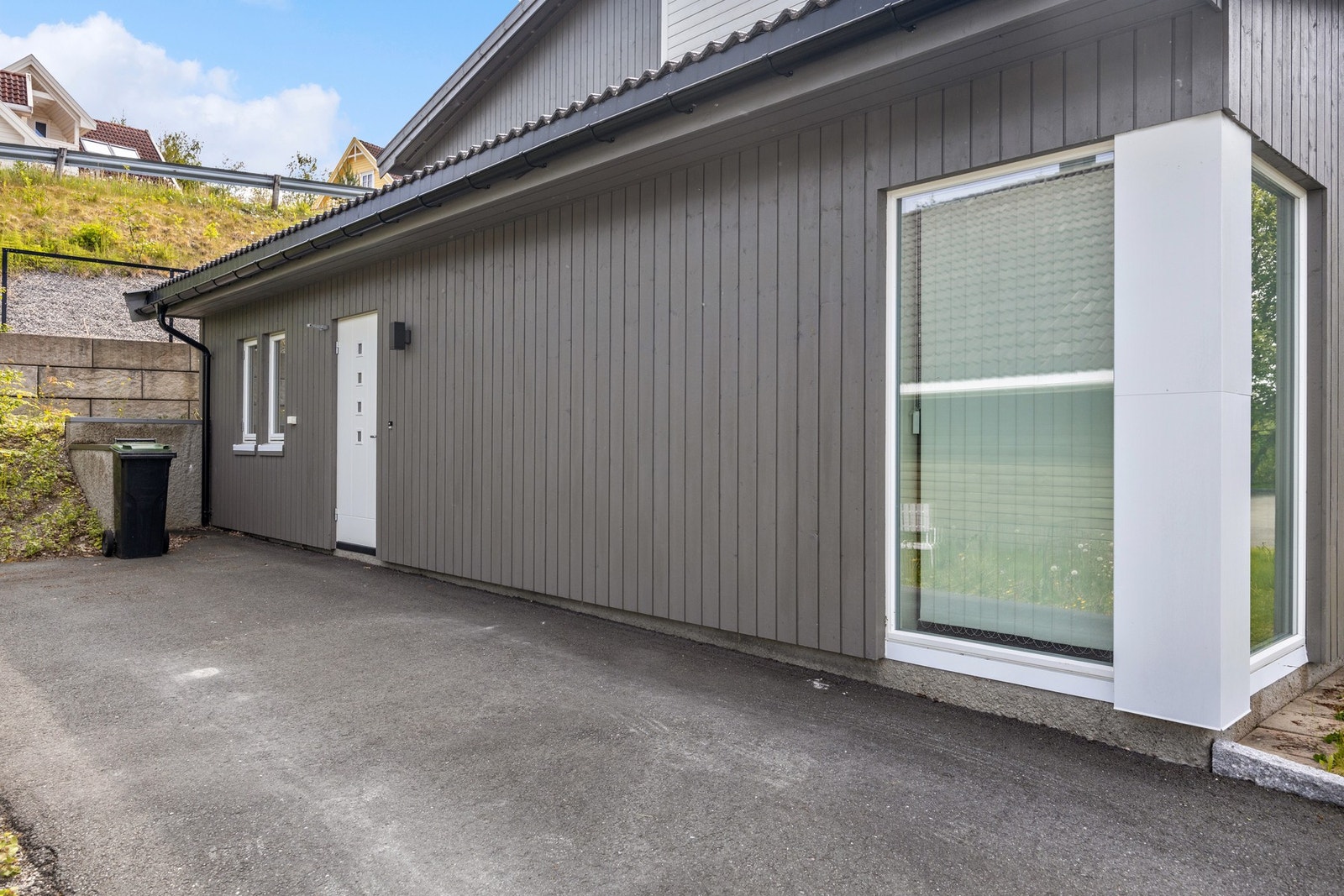 Uteleieenheten har egen parkeringsplass og inngangsparti på adkomstsiden av huset. Dermed sikrer man at hoveddelen er skjermet og usjenert. Galleribilde