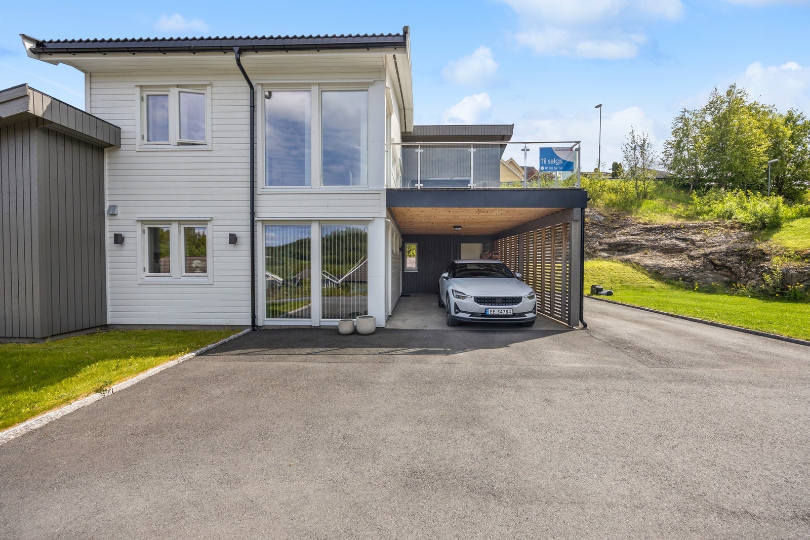 Romslig carport på ca 27 kvm, med to boder i bakkant med samlet areal på ca 9 kvm. Galleribilde