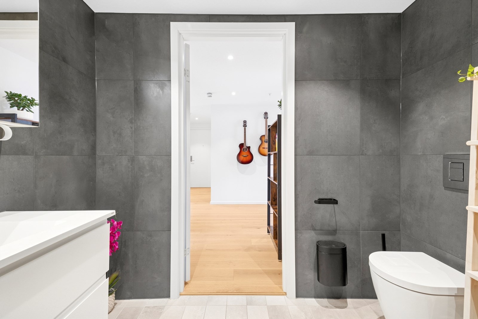 Gulvet er utstyrt med elektriske varmekabler for ekstra komfort, og det balanserte ventilasjonssystemet sikrer et godt inneklima. Galleribilde