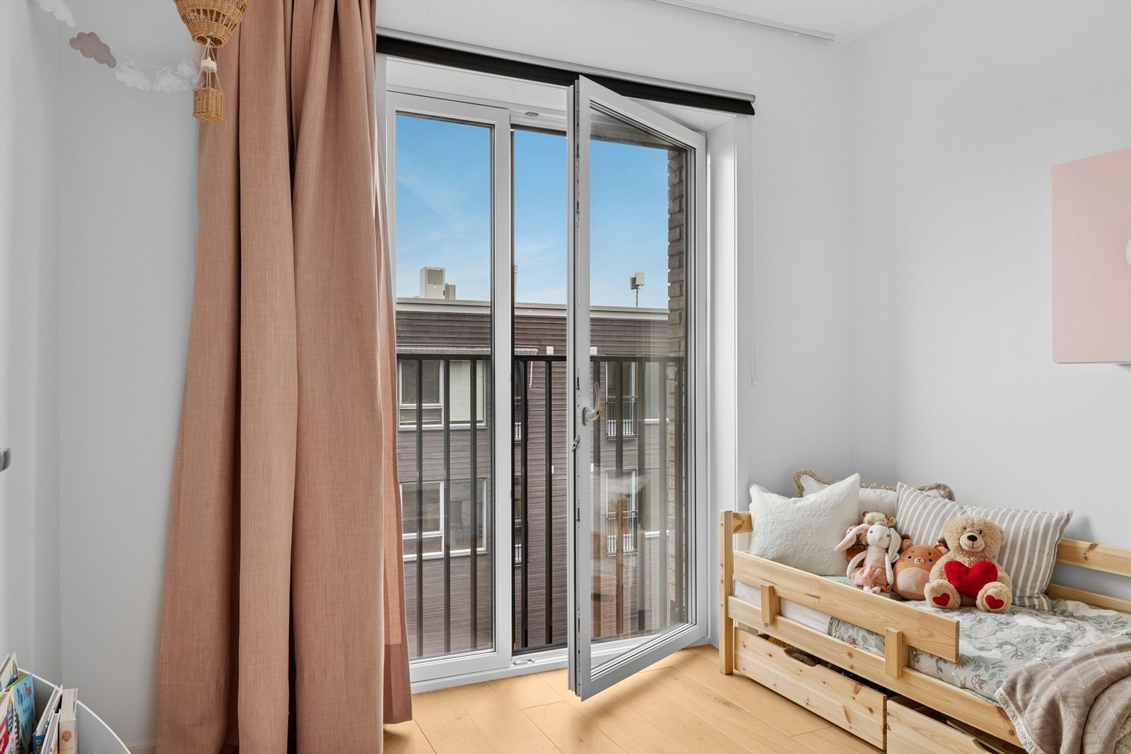 Soverommet har en praktisk fransk balkong i betong med tekkverk i metallkonstruksjon med stående spiler. Rekkverket er ca 124 m som gjør det trygt å bruke som barnerom. Dette kan også åpnes i vippeposisjon i overkant for lufting Galleribilde