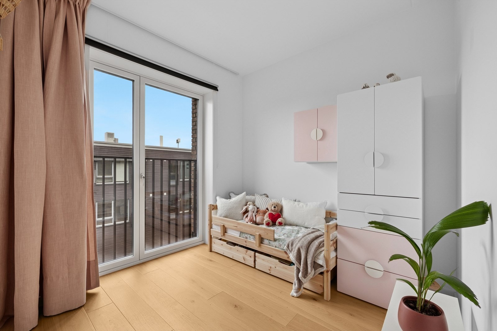 Soverommet har fantastisk tak høyde, som styrkes med de store vindusflatene. Et rom som er optimalt for både funksjonalitet og avslapping. Galleribilde