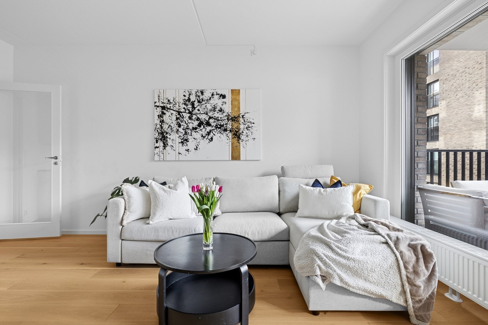 Stuens gode planløsning og tidløste farger gjør at man kan møblere etter sitt egne unike preg. Galleribilde