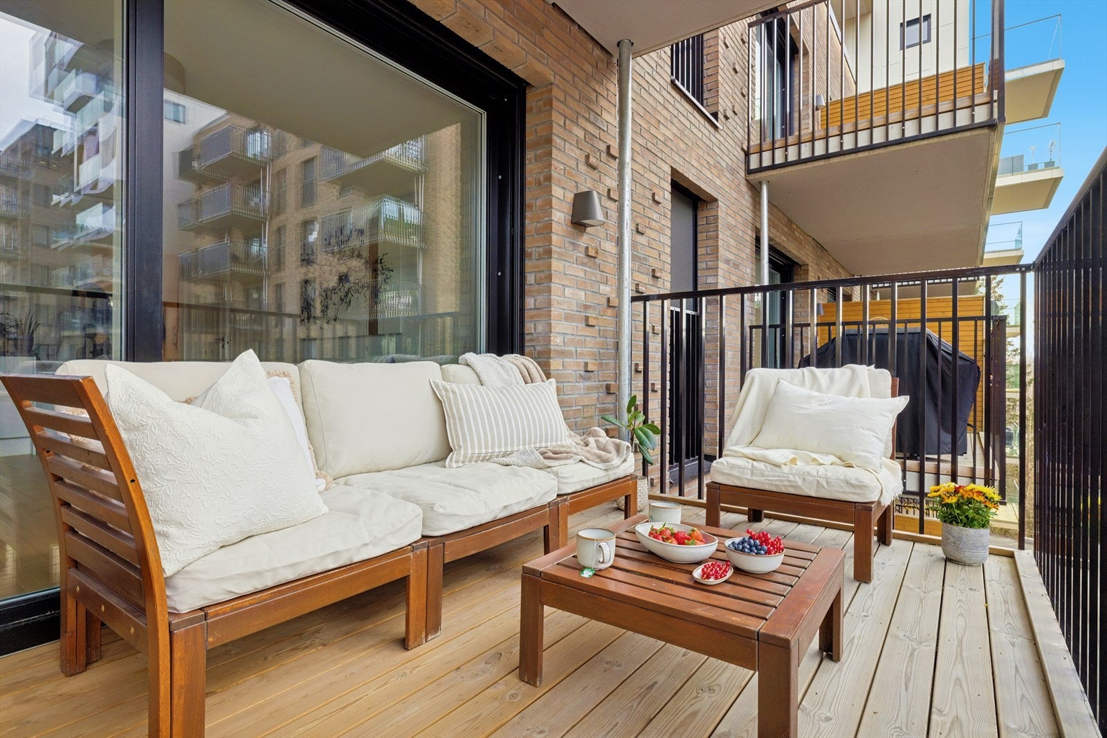 Utgang fra stue til ca 10 m² balkongen vendt mot det stille og rolige fellesområdet, som byr på deilig morgen- og formiddagssol Galleribilde