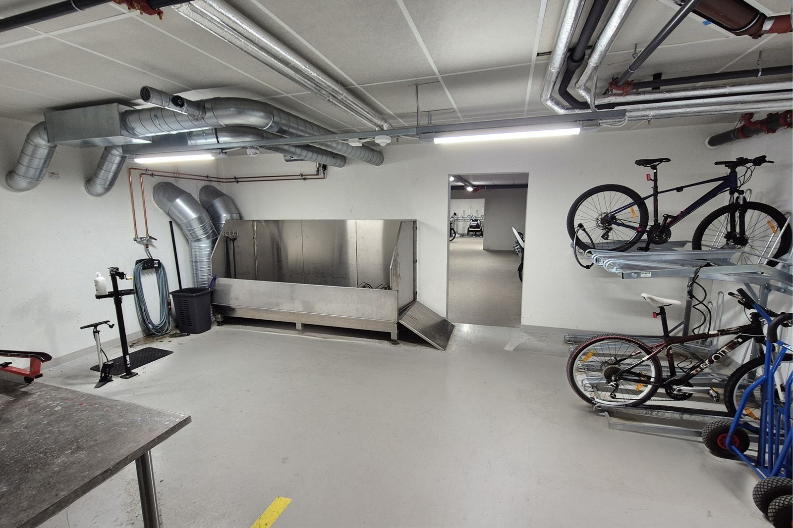 Stor og felles sykkelbod som også har mulighet for vask av sykkel. Galleribilde