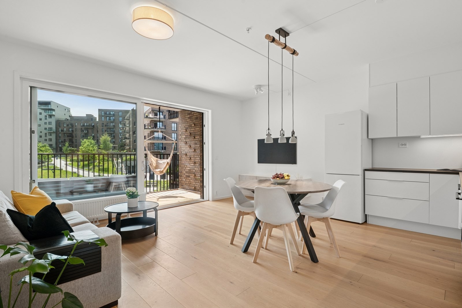 Stuen og kjøkken har en himlingshøyde på ca. 2,69 m. Den gode takhøyden gir en romslig følelse, mens de gjennomgående gulvene binder rommene harmonisk sammen. Galleribilde