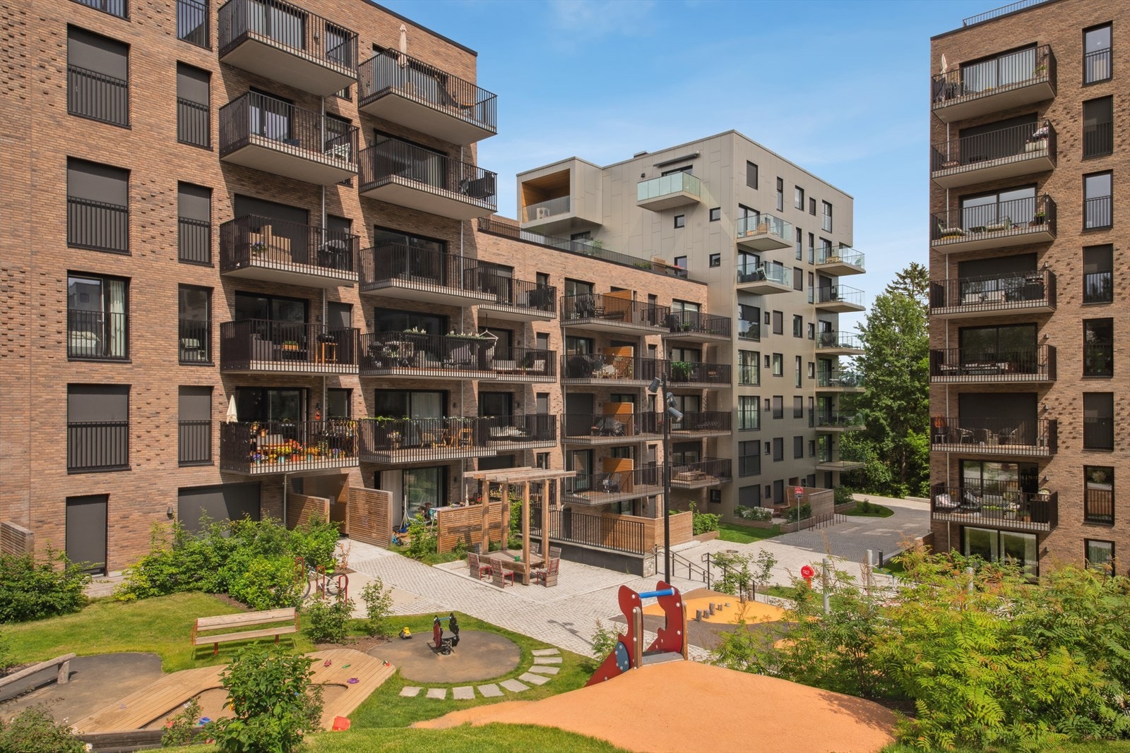 Leiligheten ligger i et ferdigstilt bygg fra 2023 i et sentralt, men samtidig rolig og barnevennlig området. Galleribilde