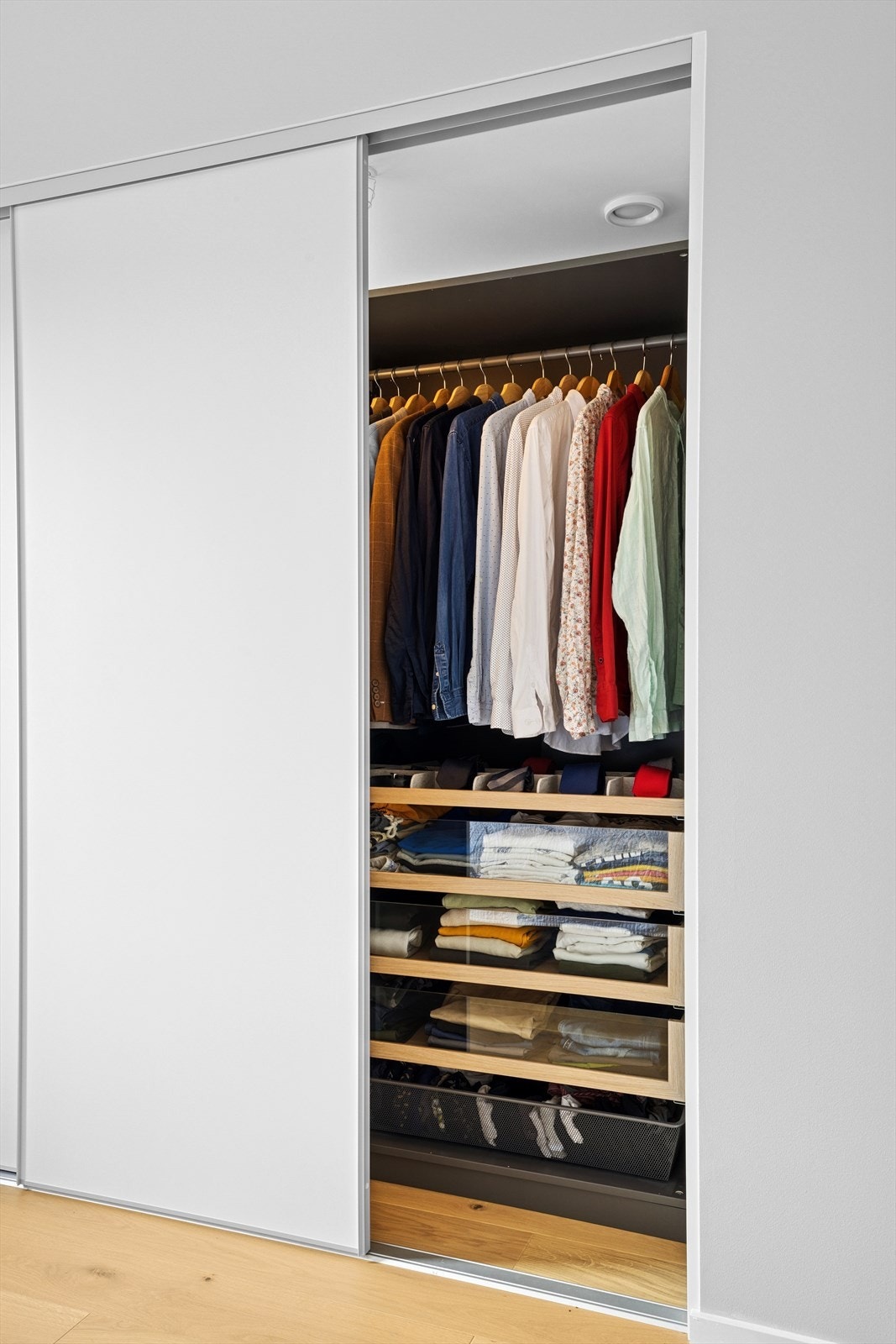 På hovedsoverommet har man et arealeffektivt innredet kleskap, utstyrt med funksjoner for hvert plagg. Galleribilde