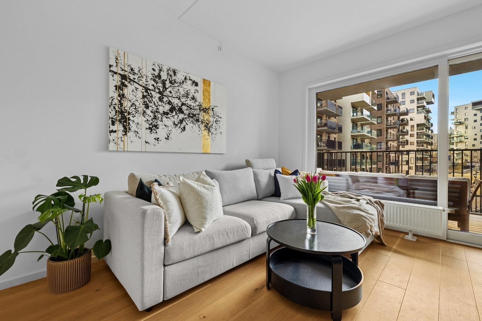 Store vindusflater slipper inn rikelig med naturlig sollys og skaper en lun og luftig atmosfære. Galleribilde