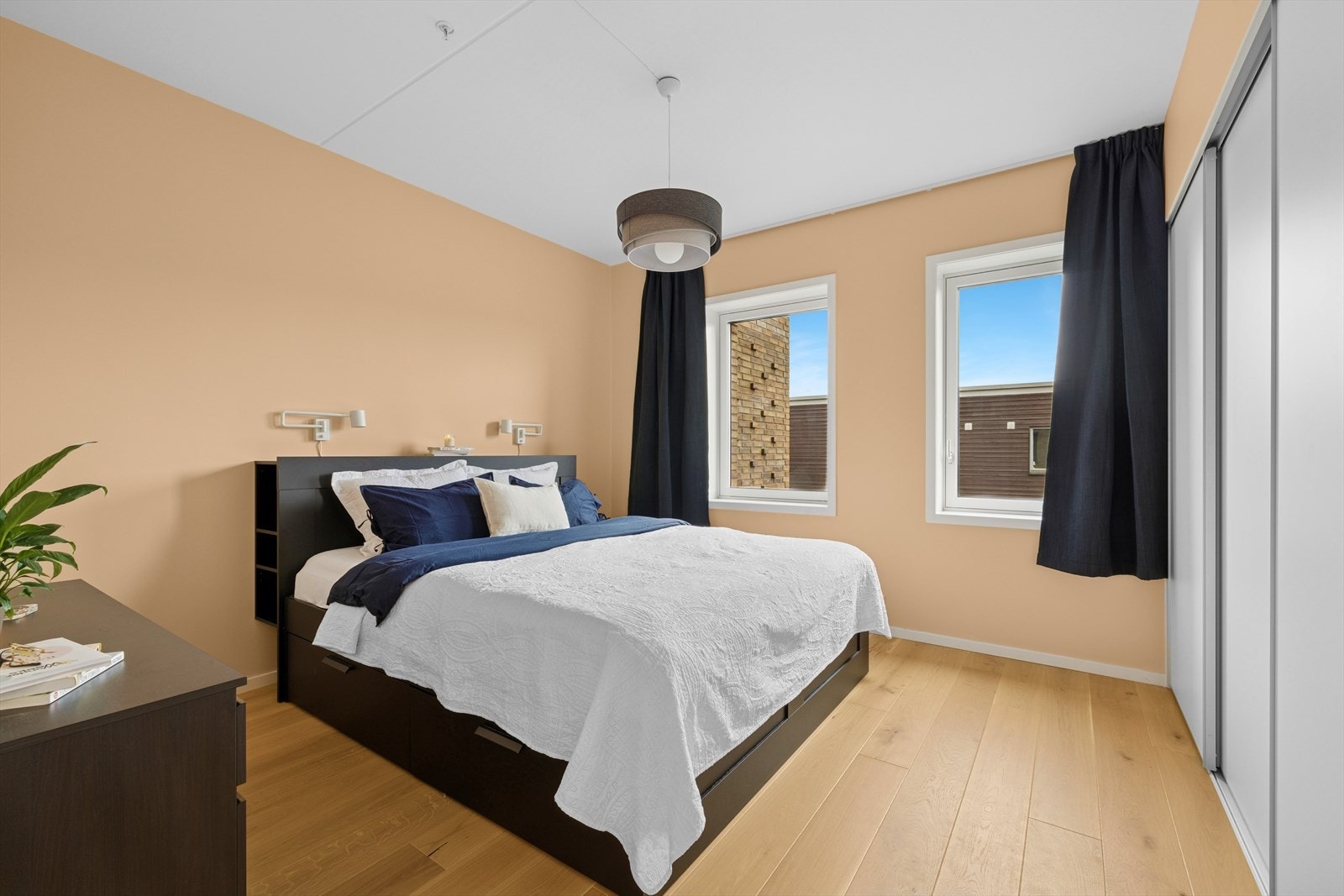 Soverommet er mot den rolige bakgården. Med to store vindusflater får du rikelig med naturlig sollys inn som reflekteres på veggene og lysner hele rommet. Galleribilde