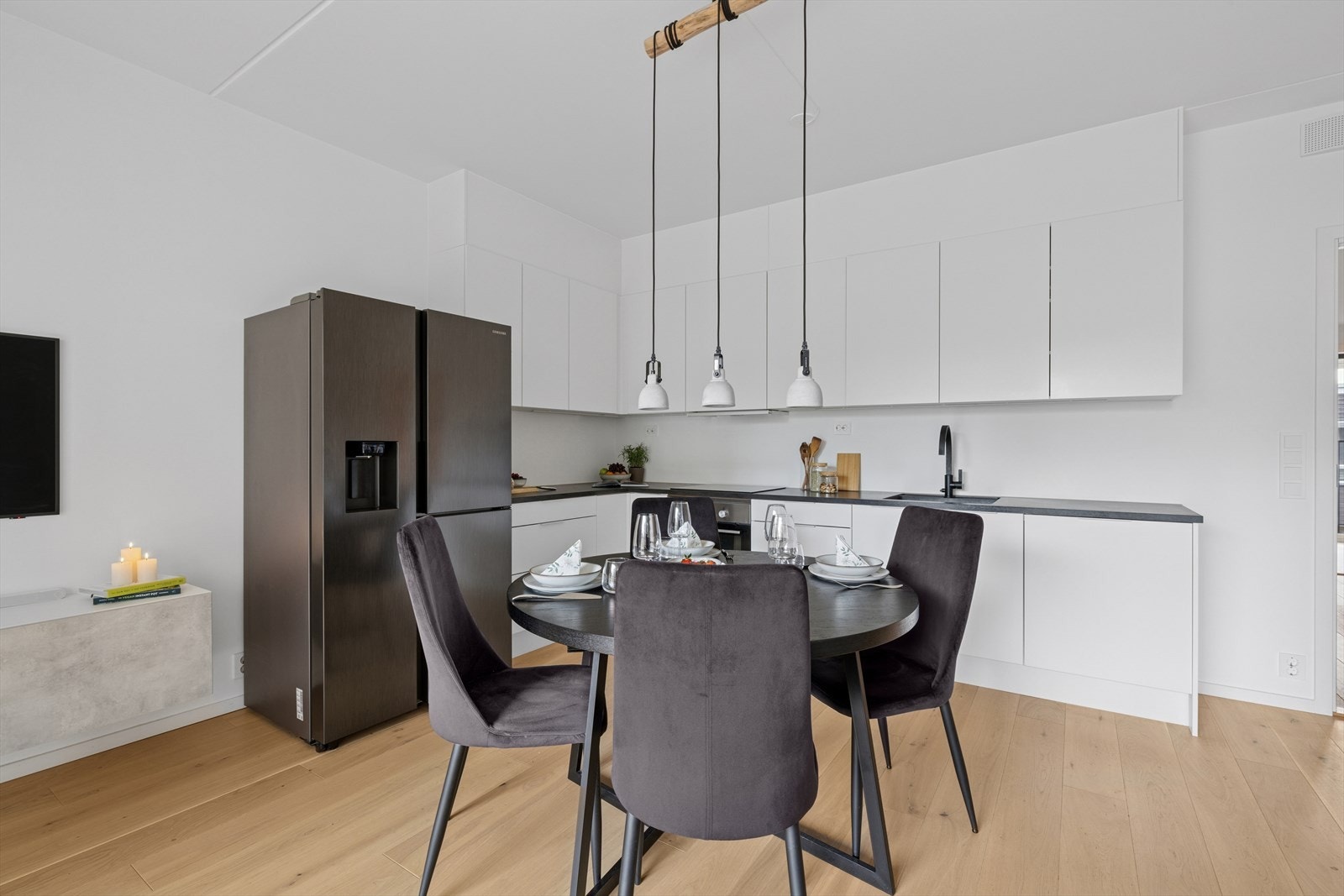 Kjøkkenet byr på rikelig med oppbevaringsplass i både over- og underskap, slik at du enkelt kan holde orden og utnytte plassen optimalt. Integrerte hvitevarer som induksjonstopp, stekeovn og oppvaskmaskin sørger for en sømløs og praktisk kjøkkenopplevelse Galleribilde